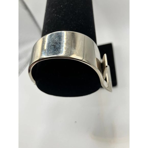 Buckle Shaped Modern Silver-Tone Hinged Bracelet! - Picture 11 of 13